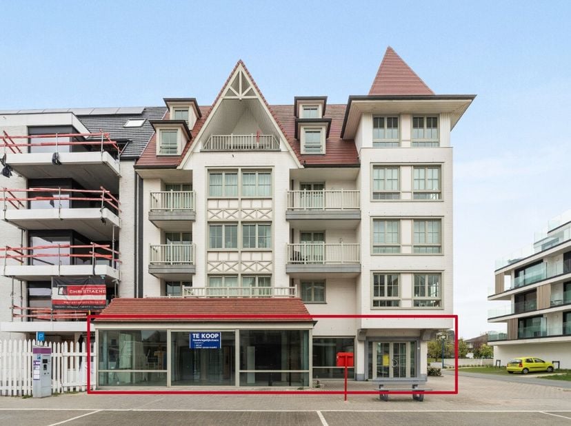 Te koop: prachtig handelspand in halfopen bebouwing, gelegen in het bruisende centrum van Sint-Idesbald, op een drukke en toeristische locatie. Dit re