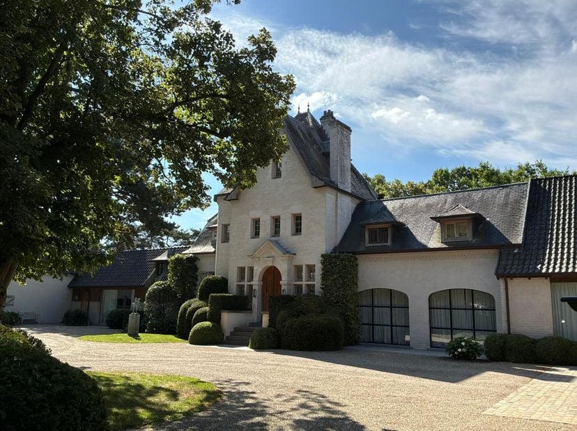 Deze imposante villa combineert luxe, comfort en privacy in een schitterende, volledig omheinde parktuin van circa 12.000m2. <br />
Er is bij de volle
