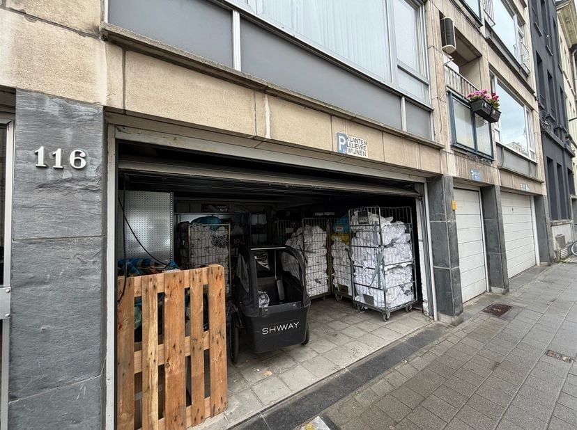 3 places de parking fermées / espace polyvalent à proximité du quartier Diamant<br />
<br />
Situées au cœur d'Anvers, au 116 Lange Herentalsestraat