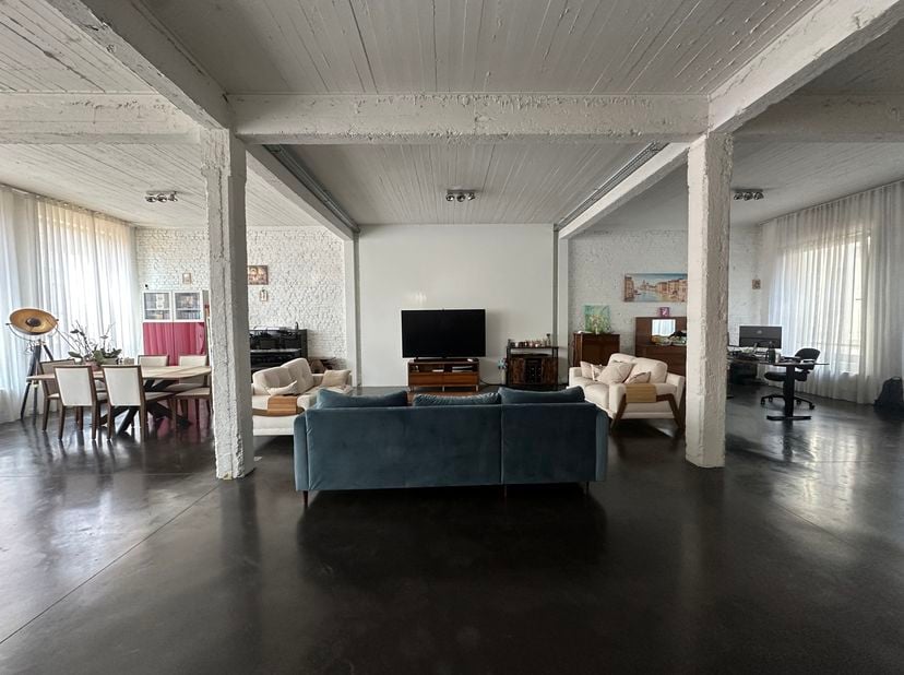 Exclusieve loft van 190 m² op toplocatie in het hart van Antwerpen-Zuid<br />
Ontdek deze indrukwekkende loft van maar liefst 190 m², gelegen op de tw