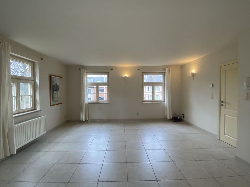 Bent u op zoek naar een comfortabel en stijlvol appartement op een rustige, groene locatie?<br />
Dan is dit prachtige appartement aan de Armand Maclo