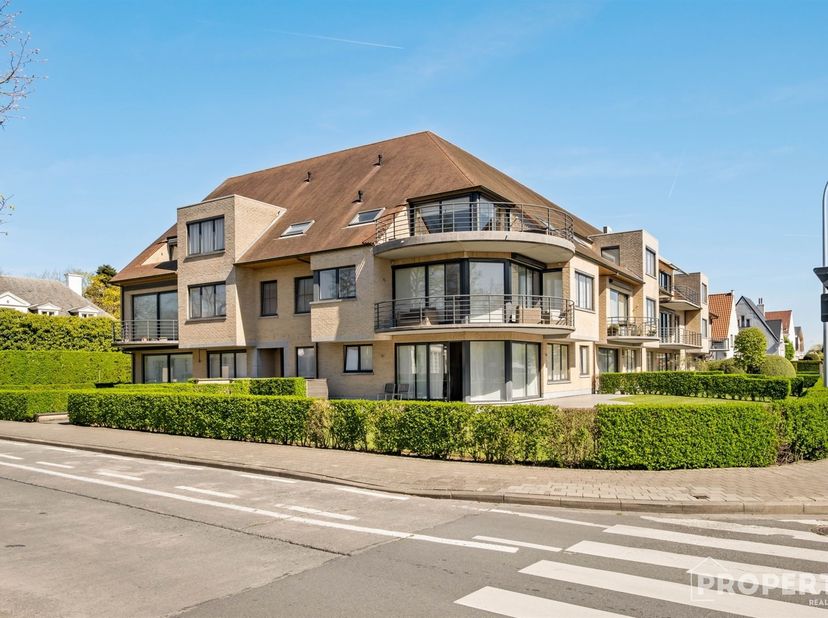 Ontdek dit exclusieve gelijkvloerse appartement, gelegen in de prestigieuze Koning Leopold III-laan, zonder twijfel een van de meest gegeerde woonloca