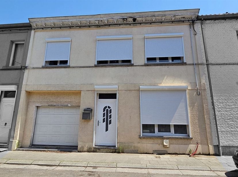 SOUS OPTION - PLUS DE VISITE - Prix: Offre à partir de 149.000 euros, frais d'agence non inclus et à charge de l'acquéreur.<br />
<br />
Maison à ré