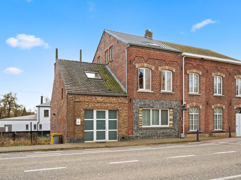 Deze halfopen woning is goed gelegen nabij het gezellige centrum van Hoegaarden. Zeer makkelijk bereikbaar via E40 (Luik-Brussel) met alle benodigdhed