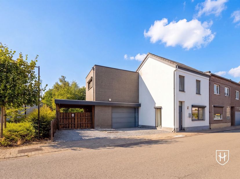 Op zoek naar een instapklare energiezuinige woning waar comfort, ruimte en een uitstekende ligging samenkomen? Deze smaakvol gemoderniseerde woning in