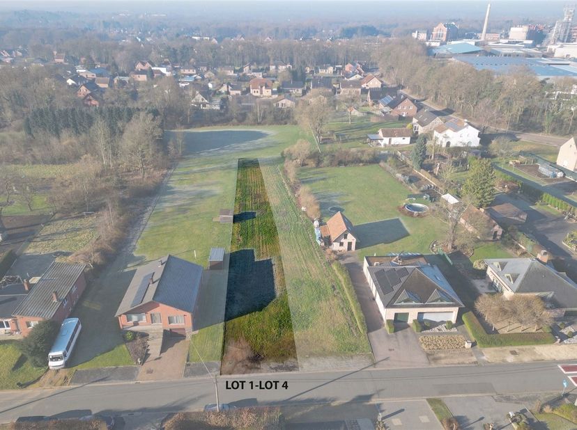 Rustig gelegen bouwgrond voor halfopen bebouwing van 9a14ca - zuidwestelijke oriëntatie <br />
<br />
Omgeving: <br />
+ Rustige woonwijk in een gr