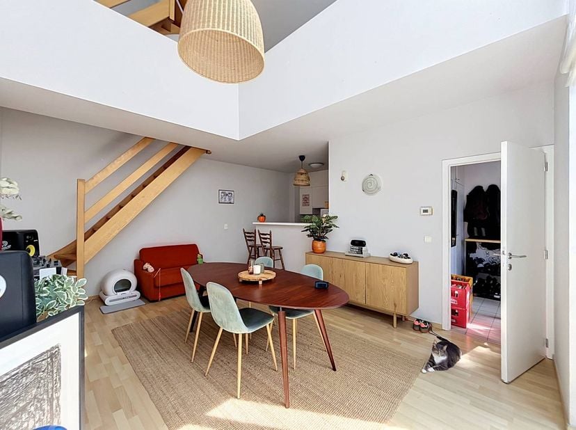 Cette maison offre un mélange d'architecture unique et d'un cadre naturel magnifique. Les espaces ouverts et les grandes fenêtres créent un environnem