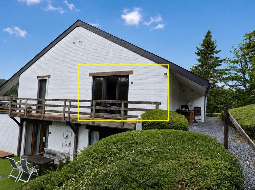 Gelegen in Membre (Vresse-sur-Semois) bevindt deze op te frissen studio zich in het vakantiedomein « Les Hochets », midden in een uitzonderlijk groene