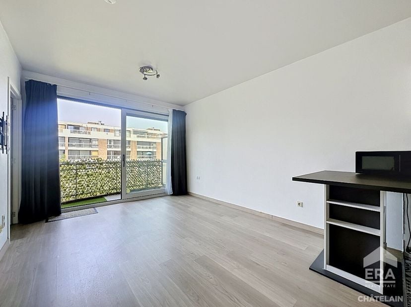 ERA Chatelain stelt dit charmante appartement voor, ideaal gelegen aan de Henry Dunantlaan in Evere. Het appartement bestaat uit een lichte woonkamer