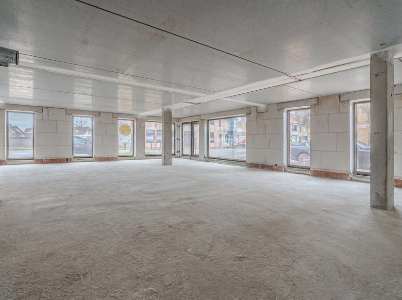 Ce local commercial de 181,49 m² se trouve dans la résidence VUE sur une route d'accès et à proximité du centre de Furnes.<br />
Possibilité d'acheter
