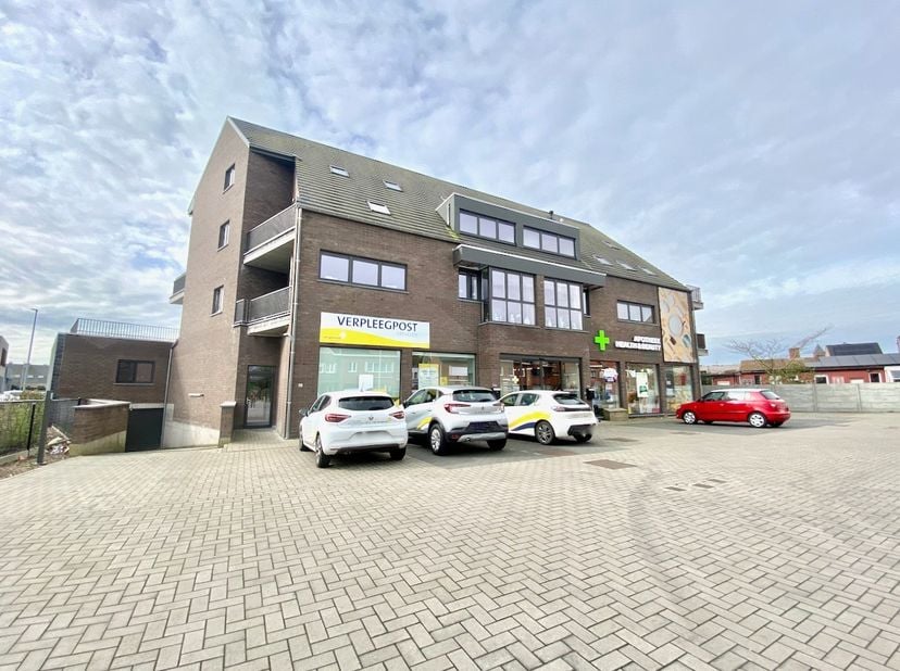 MAIL NAAR CHADIA@WIJSVASTGOED.BE VOOR EEN BEZOEKAANVRAAG - TELEFONISCH WORDEN ER GEEN BEZOEKEN INGEPLAND !<br />
Dit leuk appartement gelegen op een i