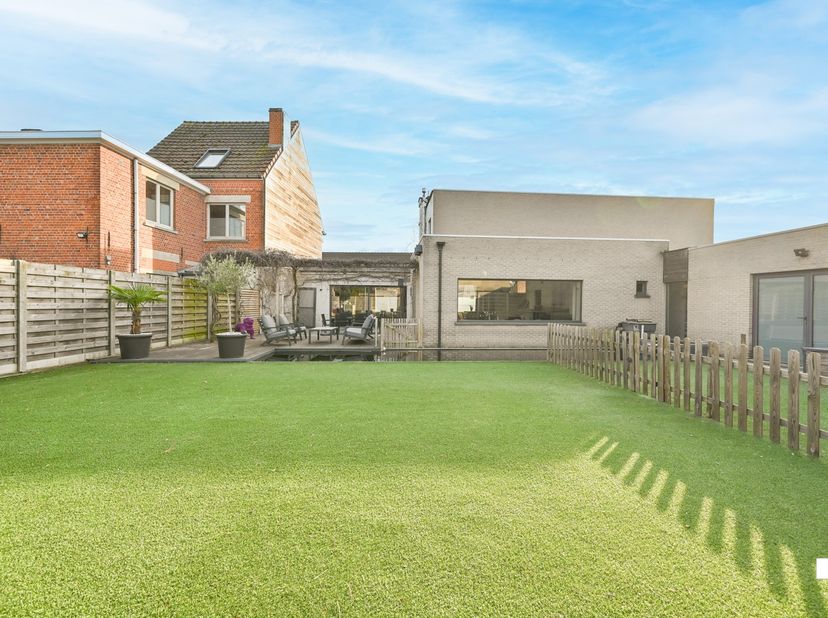 Nabij het centrum van Izegem bevindt zich deze ruime en karaktervolle woning met een bewoonbare oppervlakte van maar liefst 330 m² (volgens EPC-attest