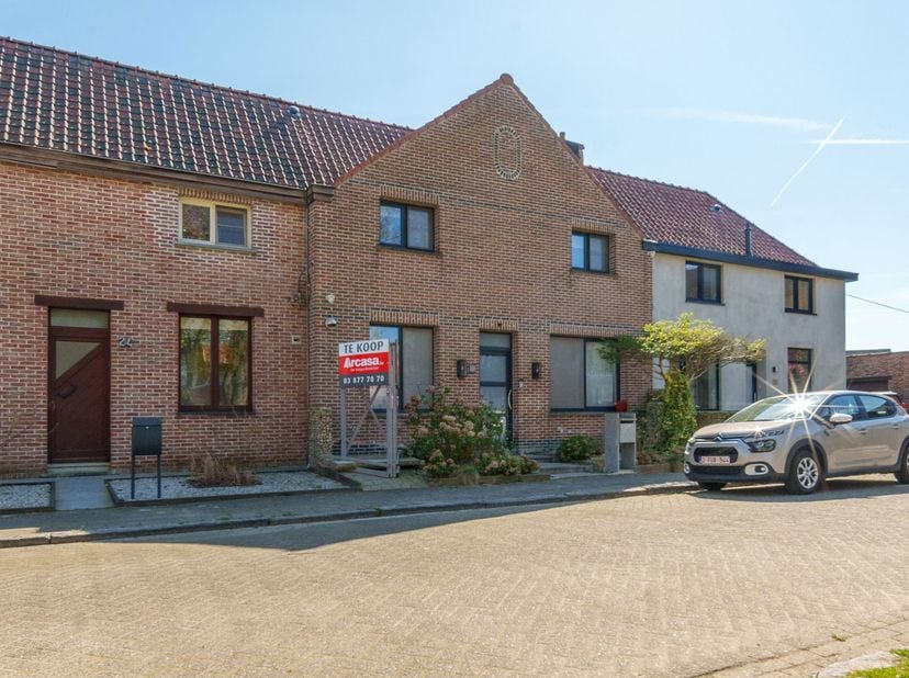 Instapklare woonst gelegen in een kindvriendelijke wijk te Niel. <br />
Deze gerenoveerde woning met centrale ligging heeft volgenden indeling:<br />