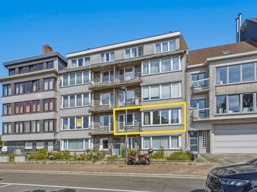 In Oostende bevindt zich dit ruime appartement op de eerste verdieping van een verzorgd gebouw uit 1965. Met een bruikbare vloeroppervlakte van 103 m²