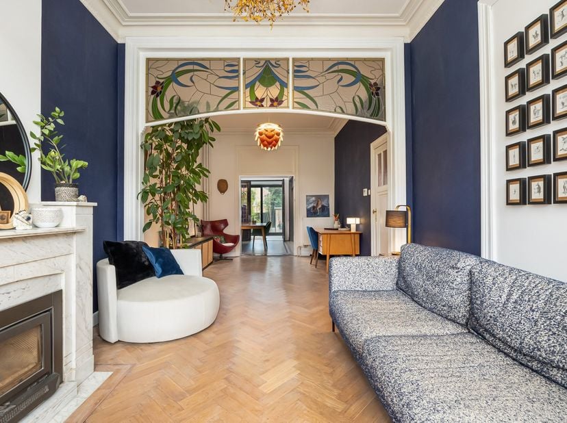 Située dans l’une des plus belles rues du quartier, cette exceptionnelle maison bourgeoise allie parfaitement le charme de l’authenticité au confort d