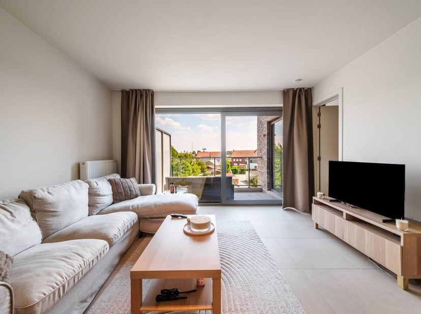 Lichtrijk appartement te koop in de Poperingseweg 435 in Vlamertinge. Dit appartement is uitstekend gelegen in het centrum van Vlamertinge nabij de st
