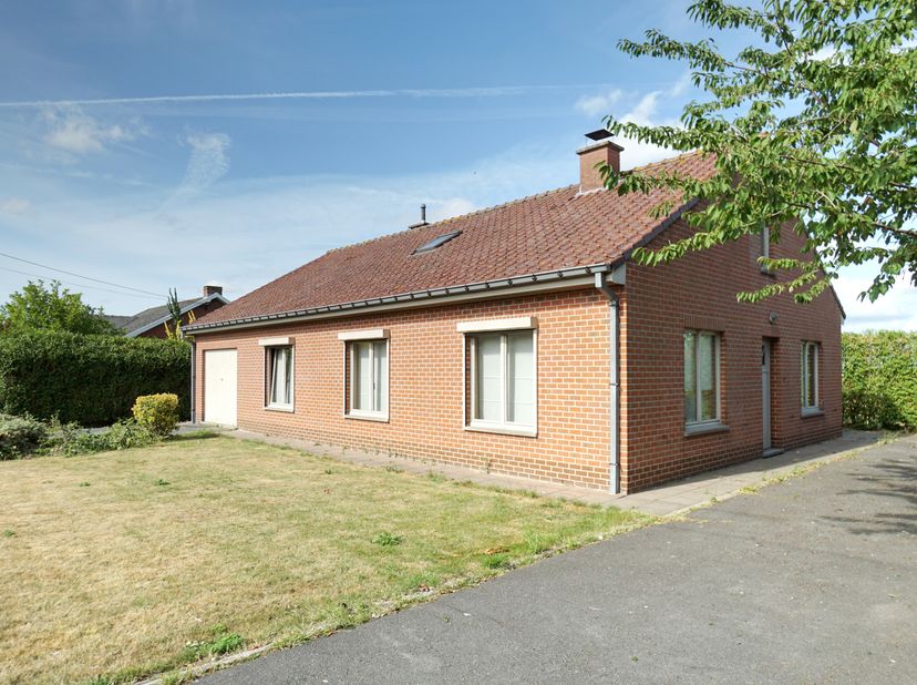 Op zoek naar een ruime, instapklare en gelijkvloerse woning op een rustige ligging? Dan is deze alleenstaande bungalow in Ichtegem beslist een bezoek