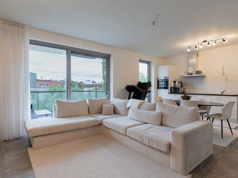 Quares - TREVI Groep presenteert:<br />
Dit ruime en lichtrijke 1-slaapkamerappartement is gelegen in een recent en goed onderhouden gebouw.<br />
Bij