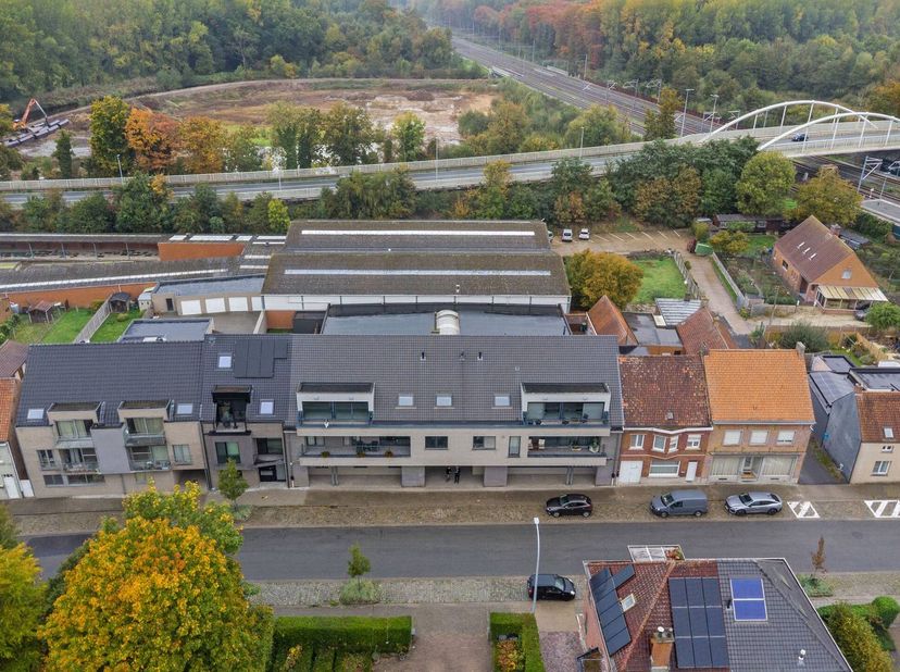 Vous recherchez un grand local commercial à louer à Oostkamp d'une superficie exceptionnelle ? Alors saisissez votre chance dès maintenant !<br />
<br