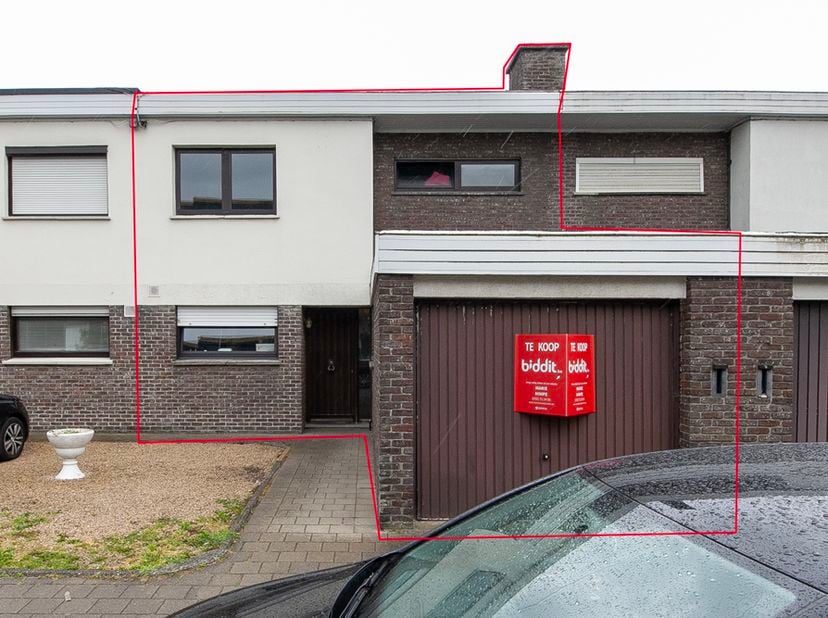 GUNSTIG GELEGEN WONING - <br />
<br />
Te renoveren gesloten bebouwing in nabijheid van handel, diensten en scholen.<br />
Gelegen nabij het centrum v