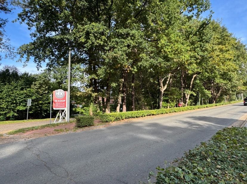 Uitstekend gelegen open bouwplaats&amp;nbsp;op 10a 85ca<br />
Mogelijkheid om te bouwen aan de Herebaan-West 78 of met de voorgevel aan de Molenweg!<br />