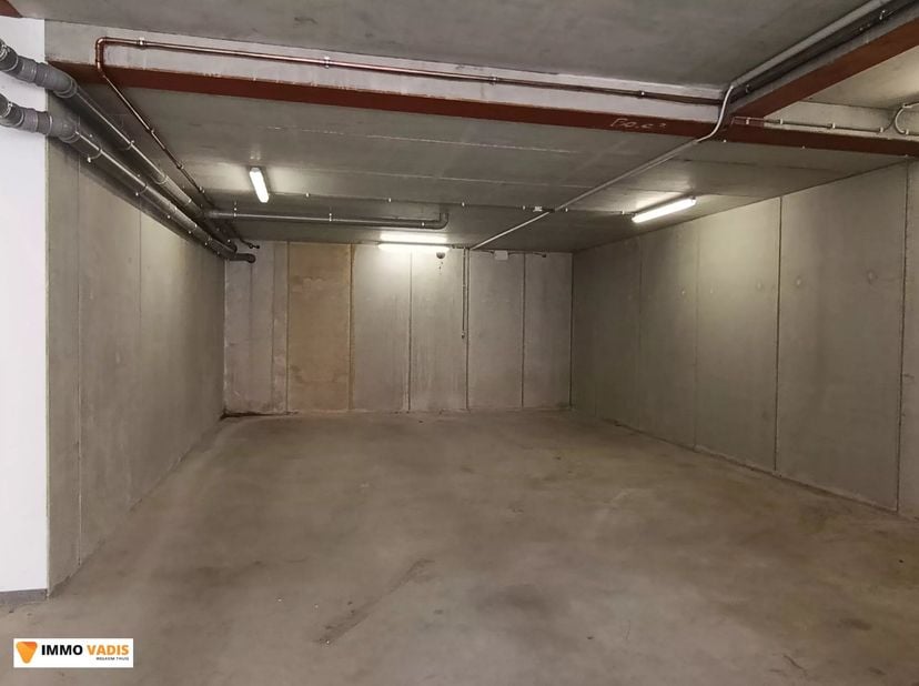 Ruime garage/stockageruimte te huur in het centrum van Sint-Truiden<br />
Bent u op zoek naar een ruime garage, opslagruimte of werkplaats op een uits