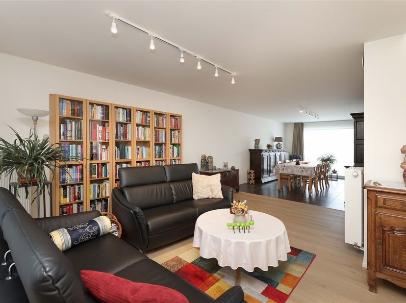 Gunstig gelegen lichtrijk duplex-appartement met autostaanplaats én ruim terras<br />
<br />
Omgeving:<br />
+ Gelegen in een rustige en aangename