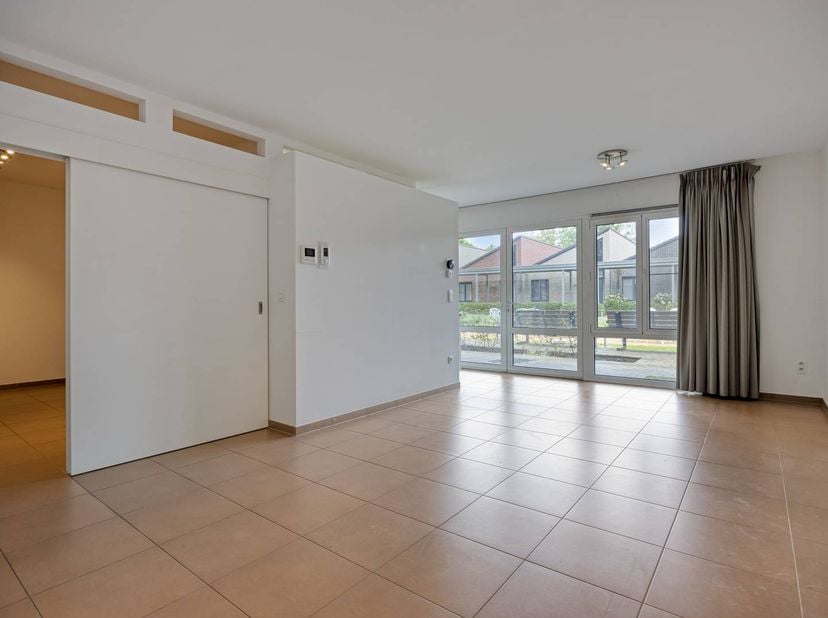 Indeling: <br />
<br />
Gelijkvloers:<br />
- lichtrijke woonkamer met toegang tot het terras <br />
- geïnstalleerde keuken <br />
- comfortabele sla