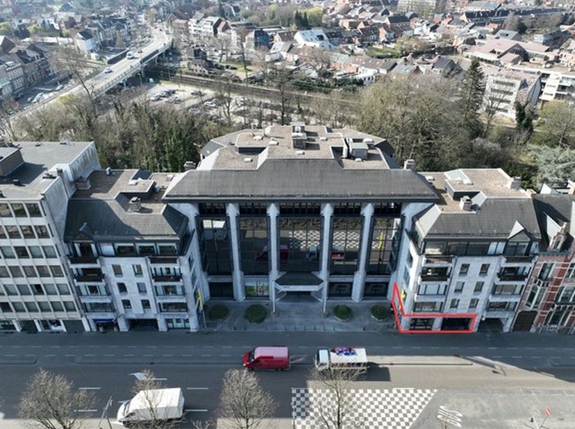 Aan het levendige Leopoldplein, op de Hasseltse Kleine Ring, bevindt zich dit klasse volle commercieel gelijkvloers dat de zeldzame combinatie biedt v