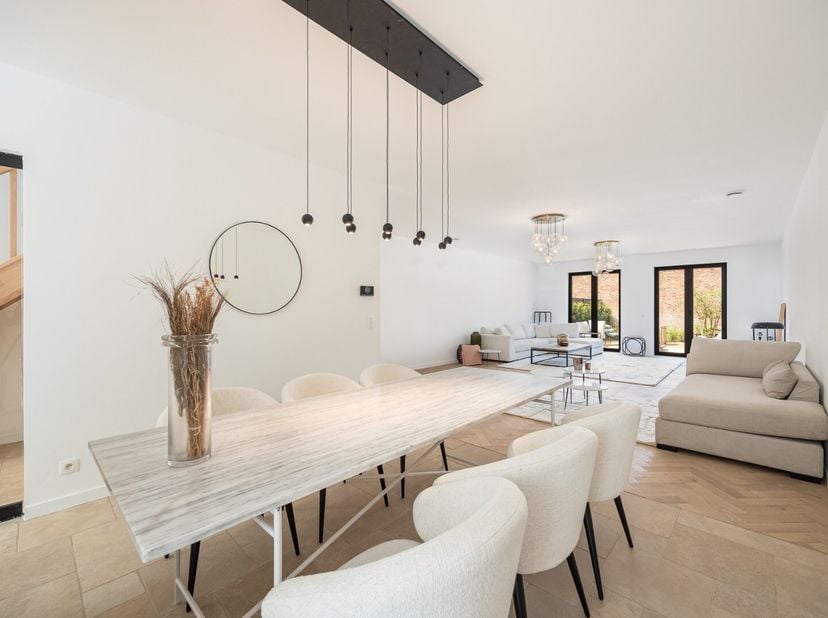 Prachtige nieuwbouwwoning met 4 slaapkamers en tuin op een rustige ligging te Mechelen!<br />
Deze stijlvolle nieuwbouwwoning combineert ruimte, comfo