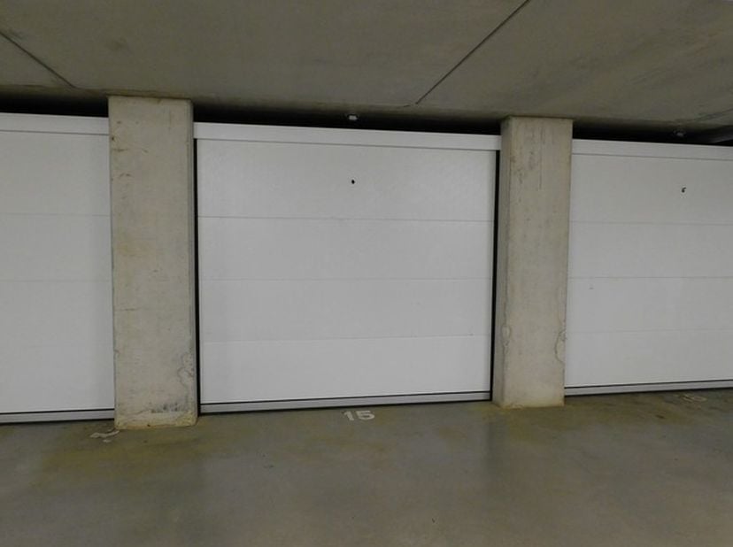Deze garage is gelegen te Heusden-Zolder, op de hoek van de Guido Gezellelaan en Processieweg. De garage heeft een oppervlakte van +/- 18m² en beschik