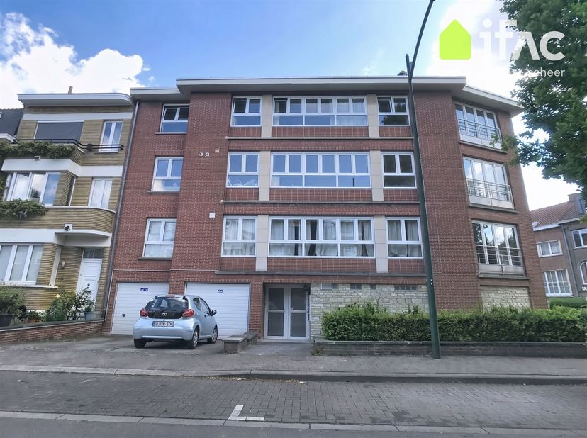 Bel appartement de 2 chambres situé dans une rue calme à Woluwe-Saint-Pierre<br />
<br />
Troisième étage: hall d'entrée (3m²) avec toilett séparée