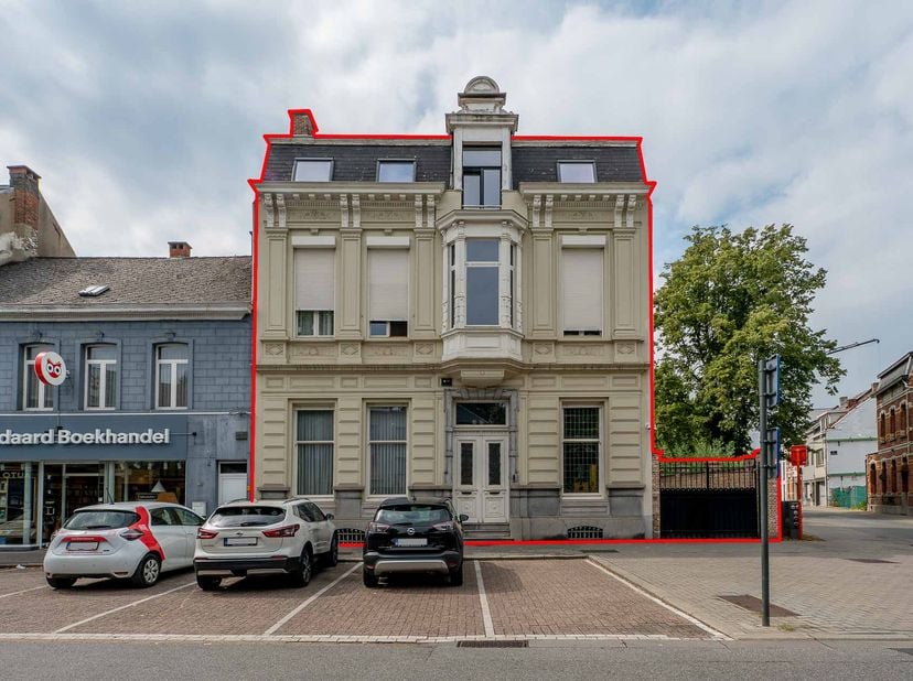 RUIM EN CENTRAAL GELEGEN HERENHUIS<br />
<br />
Ruim herenhuis uit de periode 1900-1918.<br />
<br />
Indeling: <br />
Grote kelder.<br />
Gelijkvloer