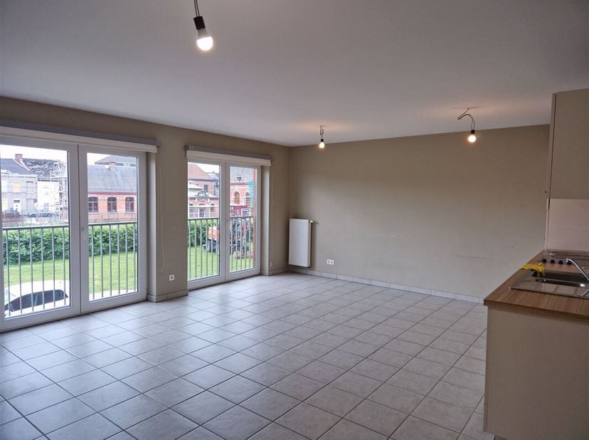 Aantrekkelijk appartement met 2 slaapkamers op de 1e verdieping van een rustige residentie met lift, gelegen in het centrum van Péruwelz.<br />
De won