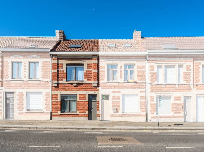 Deze leuke stadswoning is gelegen in het centrum van Ieper. De woning beschikt over 4 slaapkamers, een zuidwest gerichte tuin én een ruime achterligge