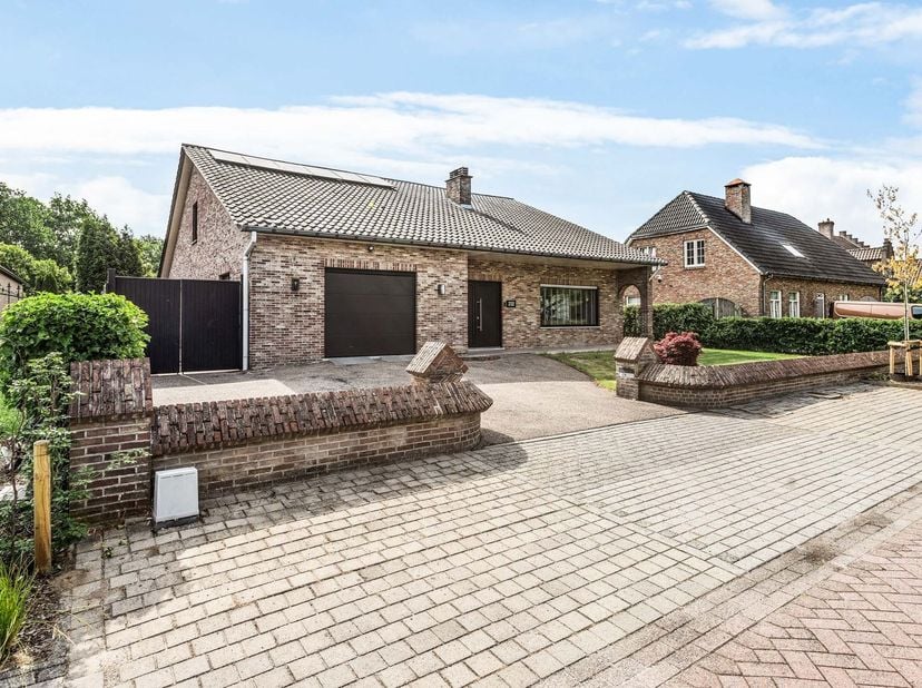 Vrijstaande en gerenoveerde woning te koop<br />
<br />
<br />
Deze verrassend ruime woning combineert comfortabel wonen met een uitstekende bereikba