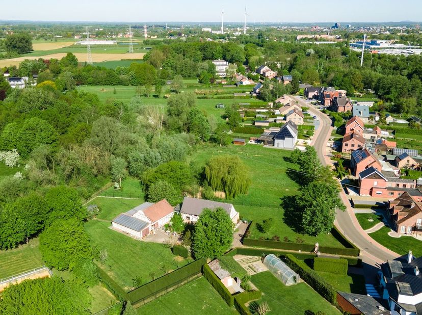 Charmante hoeve met uitzonderlijk potentieel op toplocatie in Rapertingen!<br />
Deze karaktervolle hoeve is rustig gelegen aan de Trekschurenstraat