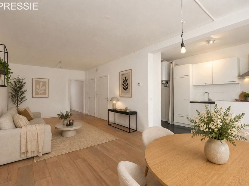 Op zoek naar een instapklaar appartement op een toplocatie? Dit lichtrijke en recent gerenoveerde appartement op de eerste verdieping combineert comfo