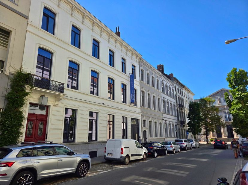 Deze Kantoorruimte bevindt zich in een sublieme en karaktervolle herenwoning. De kantoorruimte van 325 m² is gelegen op enkele passen van de rechtbank
