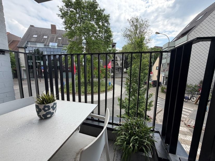 Dit verzorgd en instapklaar appartement is gelegen in het centrum van Waregem, in de Jozef Duthoystraat 4 bus 11.<br />
<br />
Indeling:<br />
• leefr