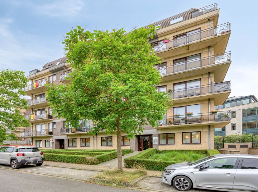 <br />
Op de derde verdieping van een verzorgde residentie uit 2007 kijkt dit appartement rechtstreeks uit over het Vijverpark. Twee terrassen — één o