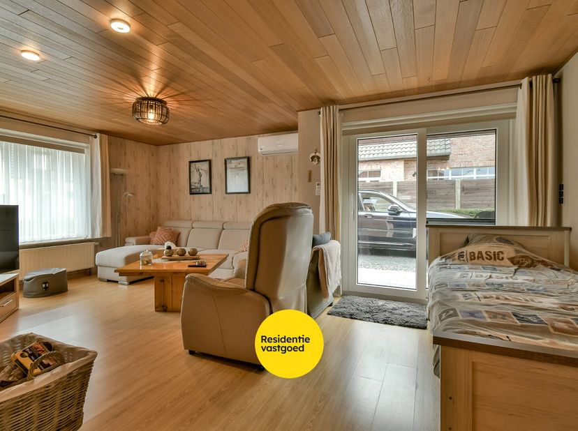 Welkom in de Korenbloemstraat 113A te Torhout, waar deze verzorgde halfopen bebouwing u een ideale combinatie biedt van rust en bereikbaarheid. De won