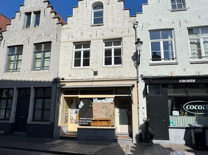 Op een toplocatie in het centrum van Brugge bieden wij dit volledig gerenoveerde en geschilderde appartement aan, gelegen op de eerste verdieping.<br