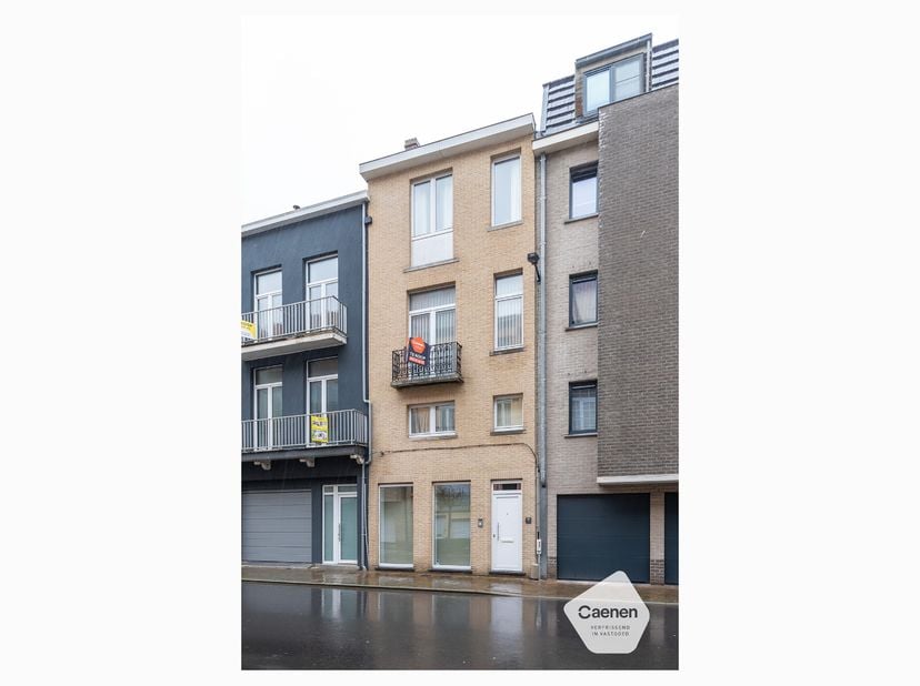 Deze woning is gelegen in een rustige en aangename buurt, terwijl het centrum en alle nodige voorzieningen zich in de onmiddellijke nabijheid bevinden