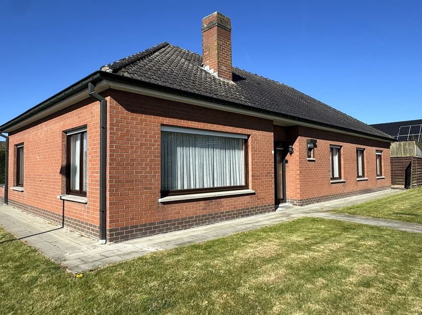 Spacieuse maison de plain-pied sur un terrain d'angle dans une impasse tranquille<br />
Cette maison familiale très spacieuse est située au calme dan