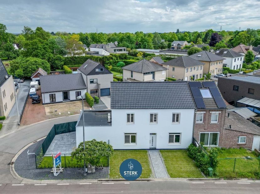MODERN GERENOVEERDE GEZINSWONING MET 5 SLPKS + 2 BADKAMERS TE LANAKEN ! <br />
<br />
We vinden deze halfopen bebouwing met een bewoonbare oppervlakte