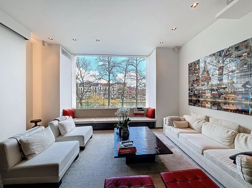 Barnes Brussels presenteert dit prachtige herenhuis, gerenoveerd door architect Marc Corbiau. Met een oppervlakte van 900 m² (exclusief kelders) combi