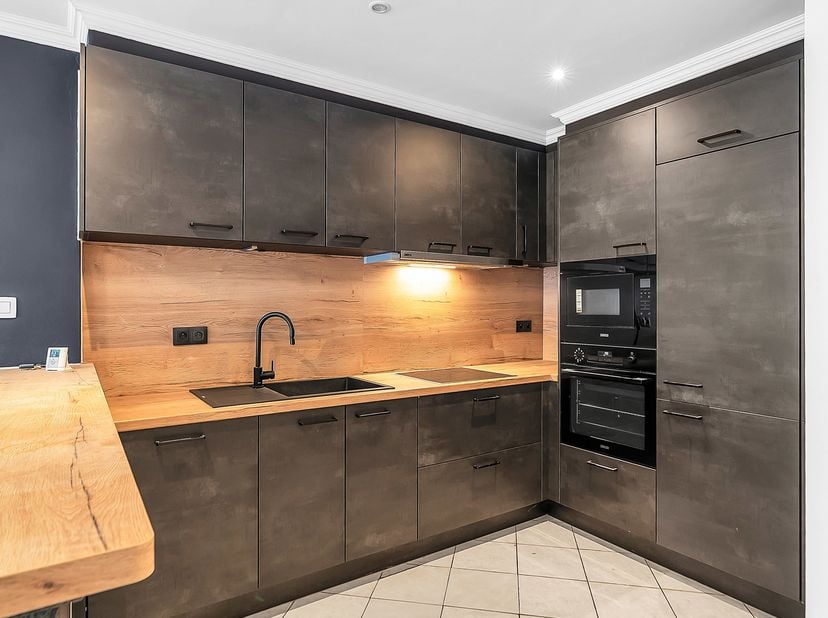 Centraal gelegen in Heusden vinden we dit bijzonder ruime appartement met een bewoonbare oppervlakte van maar liefst 150 m². Dankzij de ruime en prakt