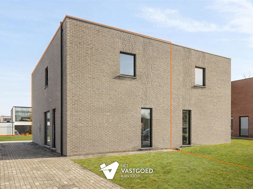 Moderne volledig afgewerkte nieuwbouwwoning (BEN) op een zeer centrale doch uiterst rustige ligging te Peer.<br />
Deze strakke moderne woning van 144