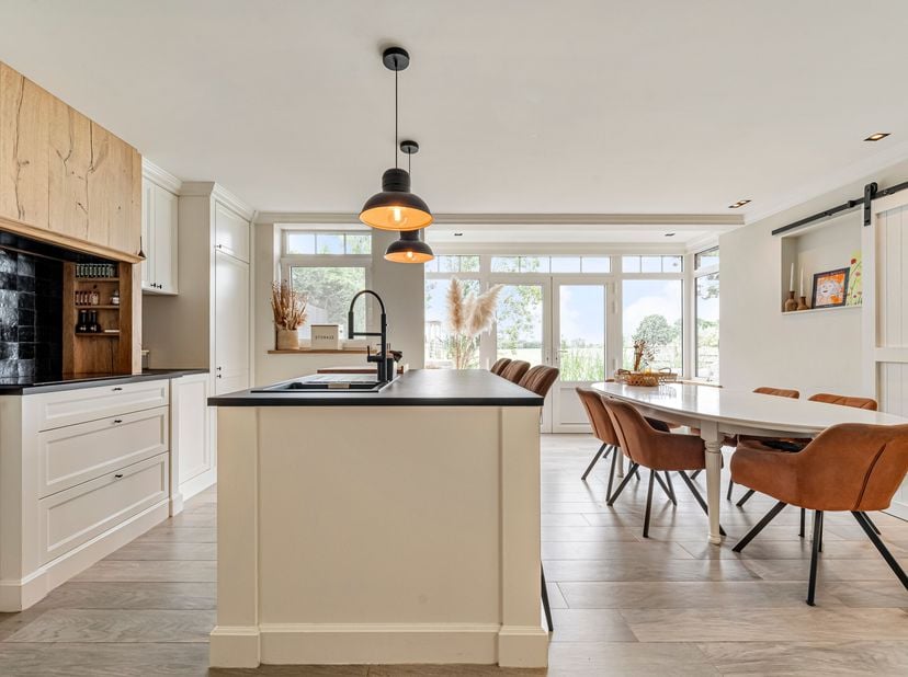 Instapklare gezinswoning op rustige locatie te koop in Rekkem<br />
Je betreedt de woning via de inkomhal met gastentoilet en hebt meteen toegang tot